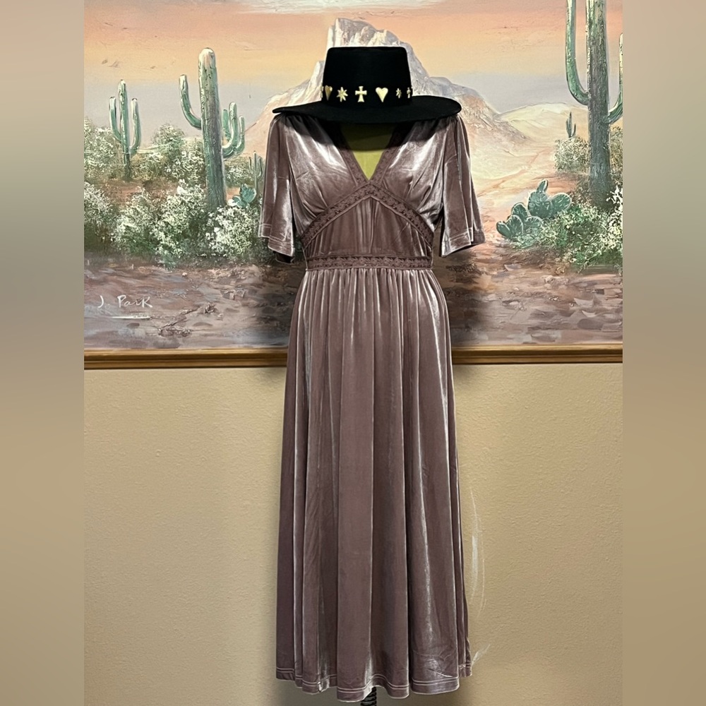 BNWT VELVET LACE DRESS M